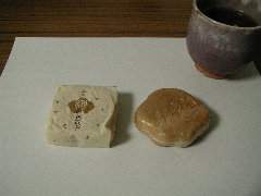 餡の甘さも程よく上品な最中。
